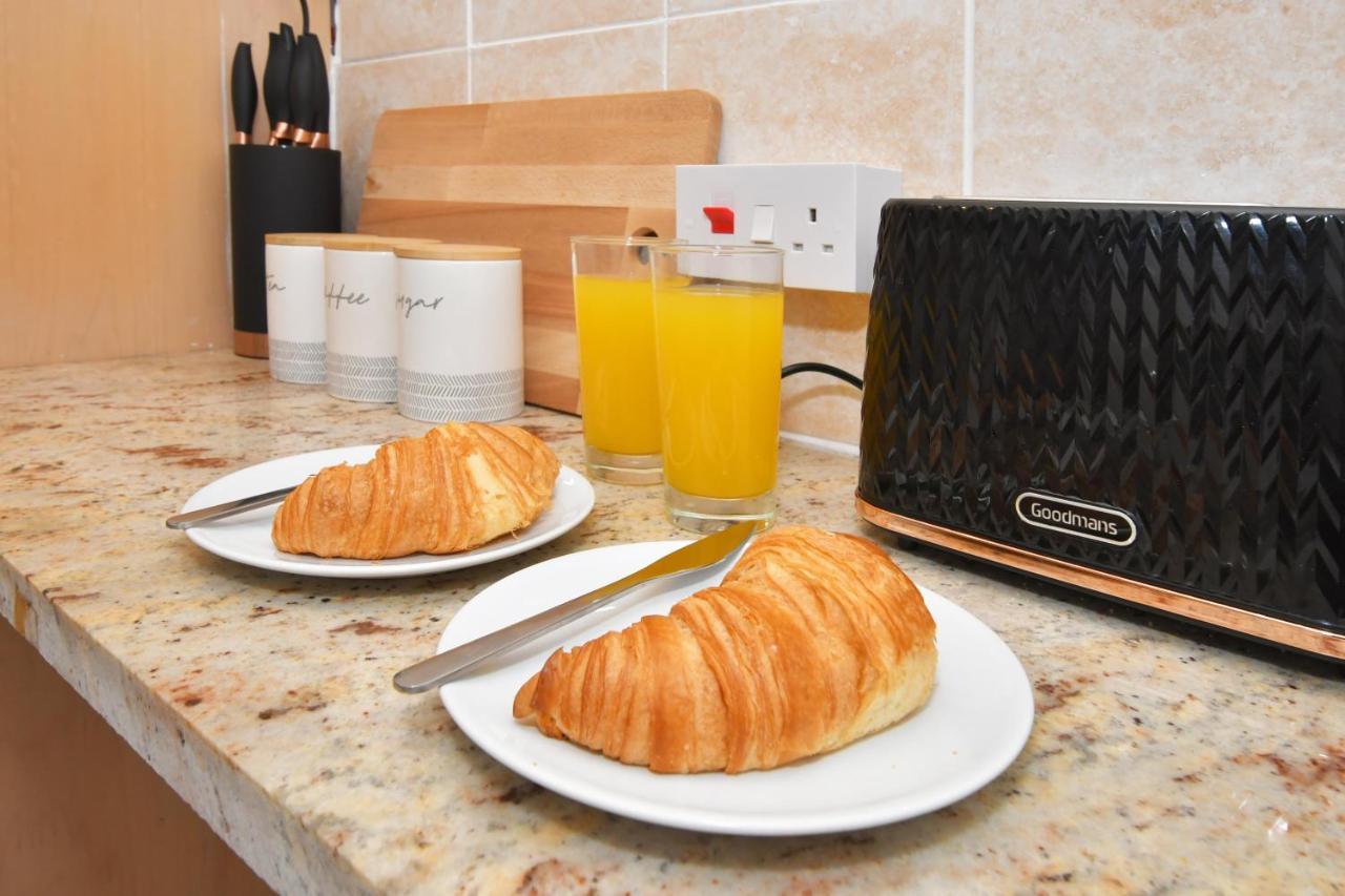 The Yellow Door By Avenew Management Serviced Accommodation Stoke-on-Trent Extérieur photo