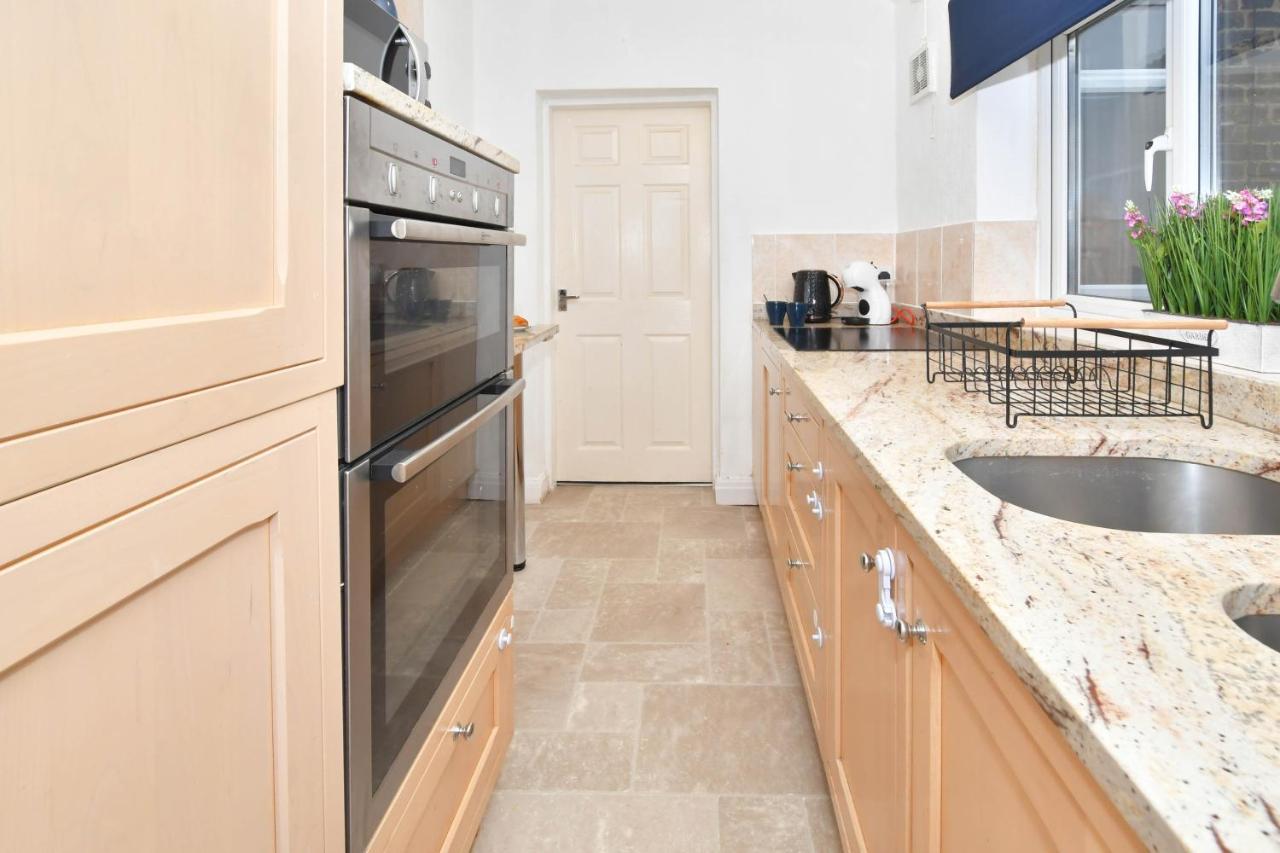 The Yellow Door By Avenew Management Serviced Accommodation Stoke-on-Trent Extérieur photo