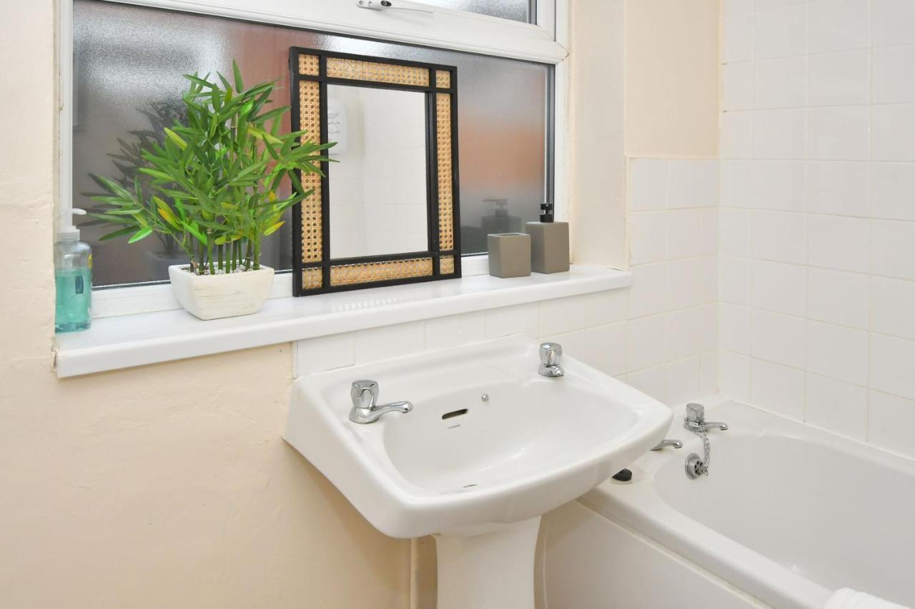 The Yellow Door By Avenew Management Serviced Accommodation Stoke-on-Trent Extérieur photo