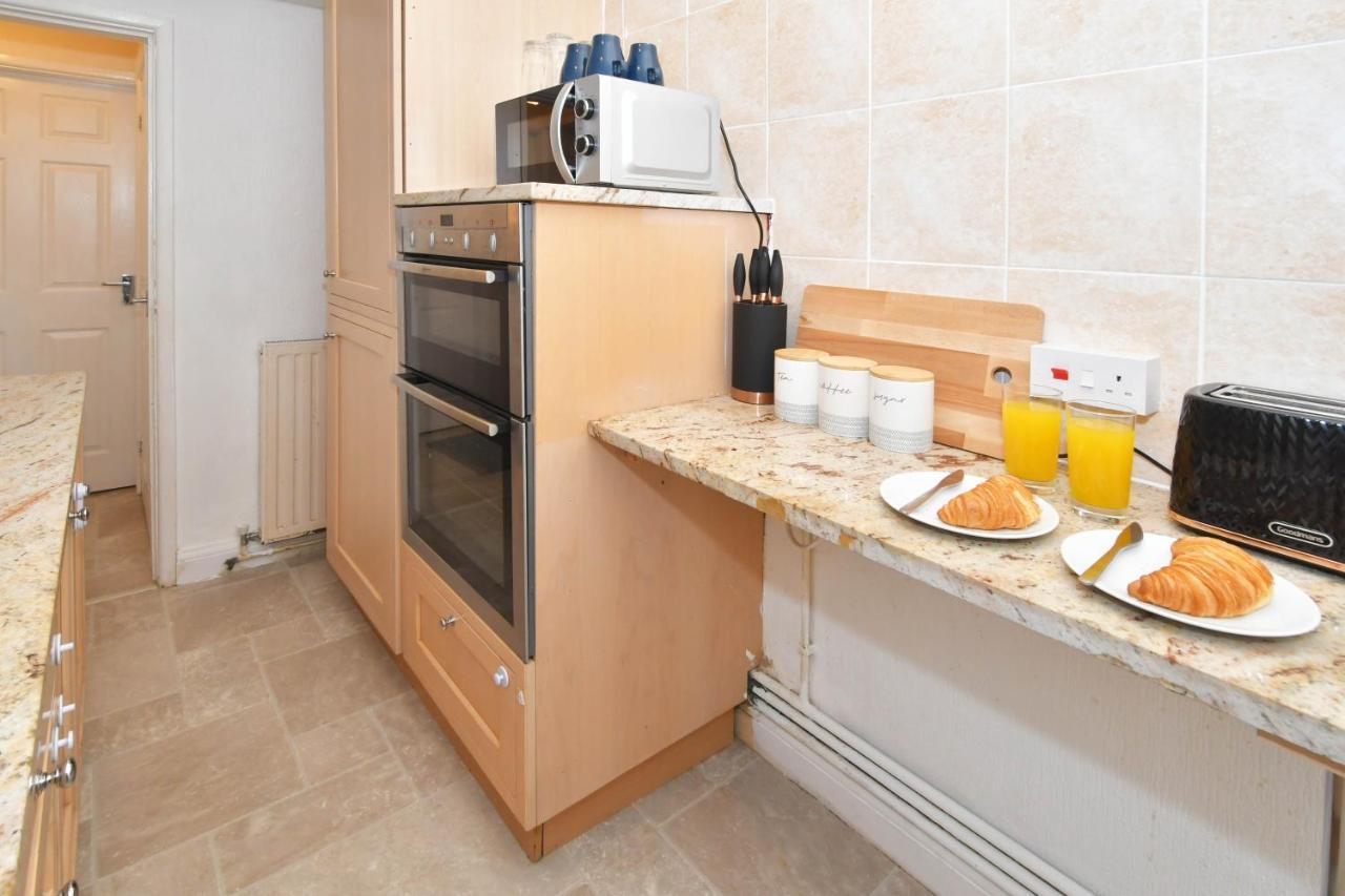The Yellow Door By Avenew Management Serviced Accommodation Stoke-on-Trent Extérieur photo